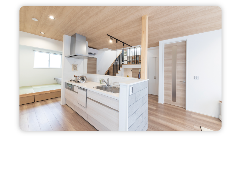 家事をしながら室内全てを見渡せるセンターキッチン