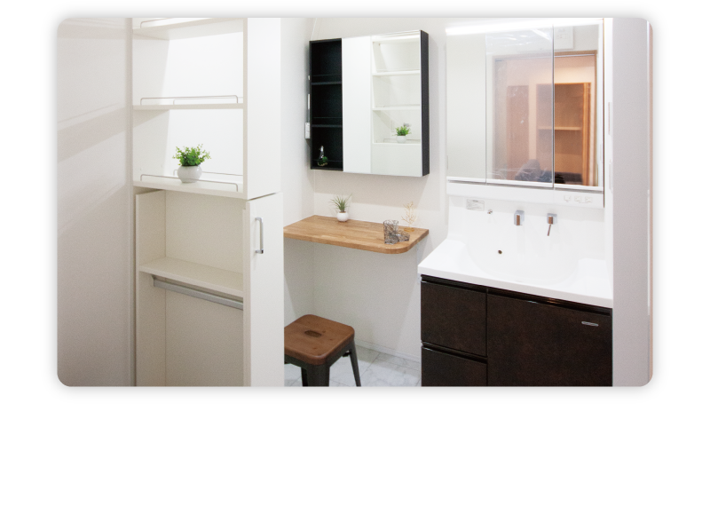 ママが嬉しいパウダーコーナーもある広々使える洗面室